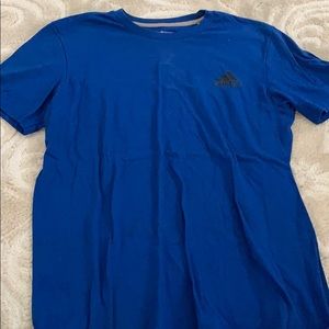 blue men’s tee shirt